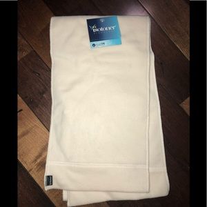 Isotoner scarf never been used. Color white